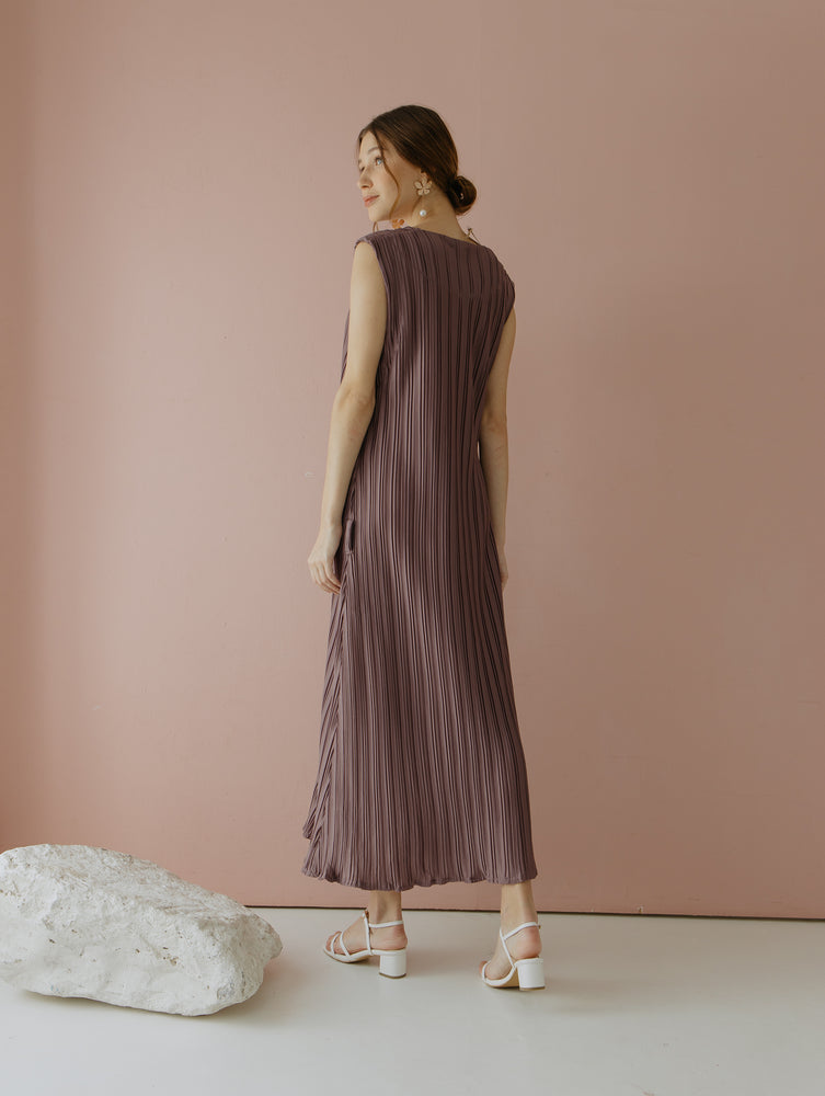 
            
                Load image into Gallery viewer, Amarta Pleats Sleeveless Dress
            
        