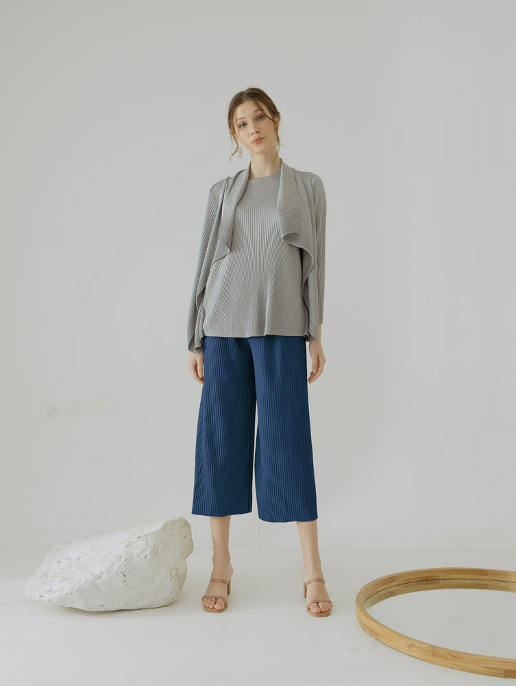 
            
                Load image into Gallery viewer, Ayna Navy Pleats Cullote
            
        