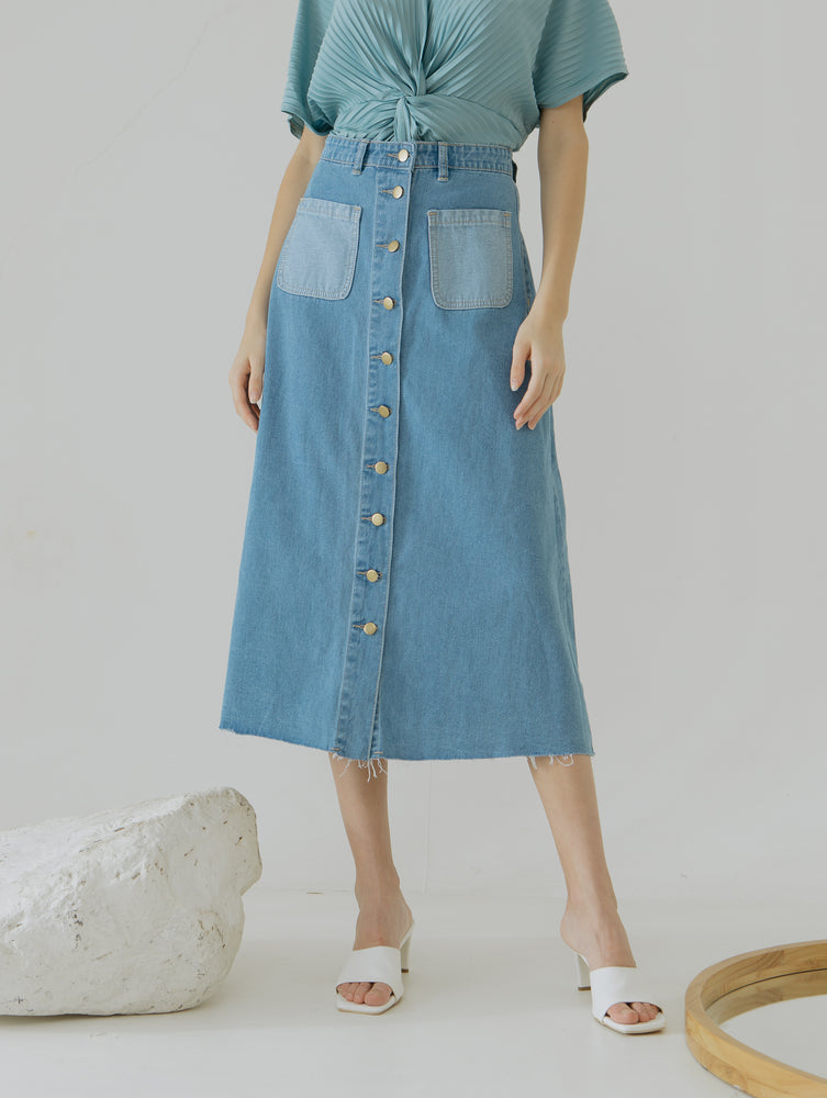 
            
                Load image into Gallery viewer, Gisha Button Skirt jeans
            
        